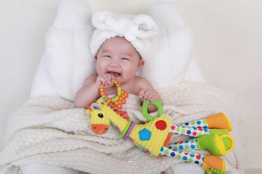 中国香港四个月宝宝揉眼睛 中国香港四个月宝宝揉眼睛