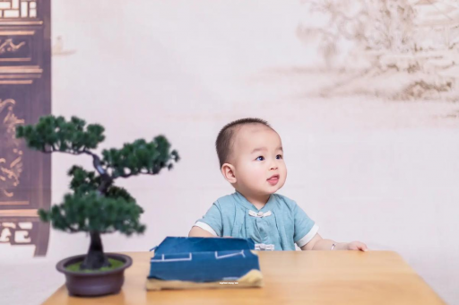 中国香港宝宝眼睛突然肿了